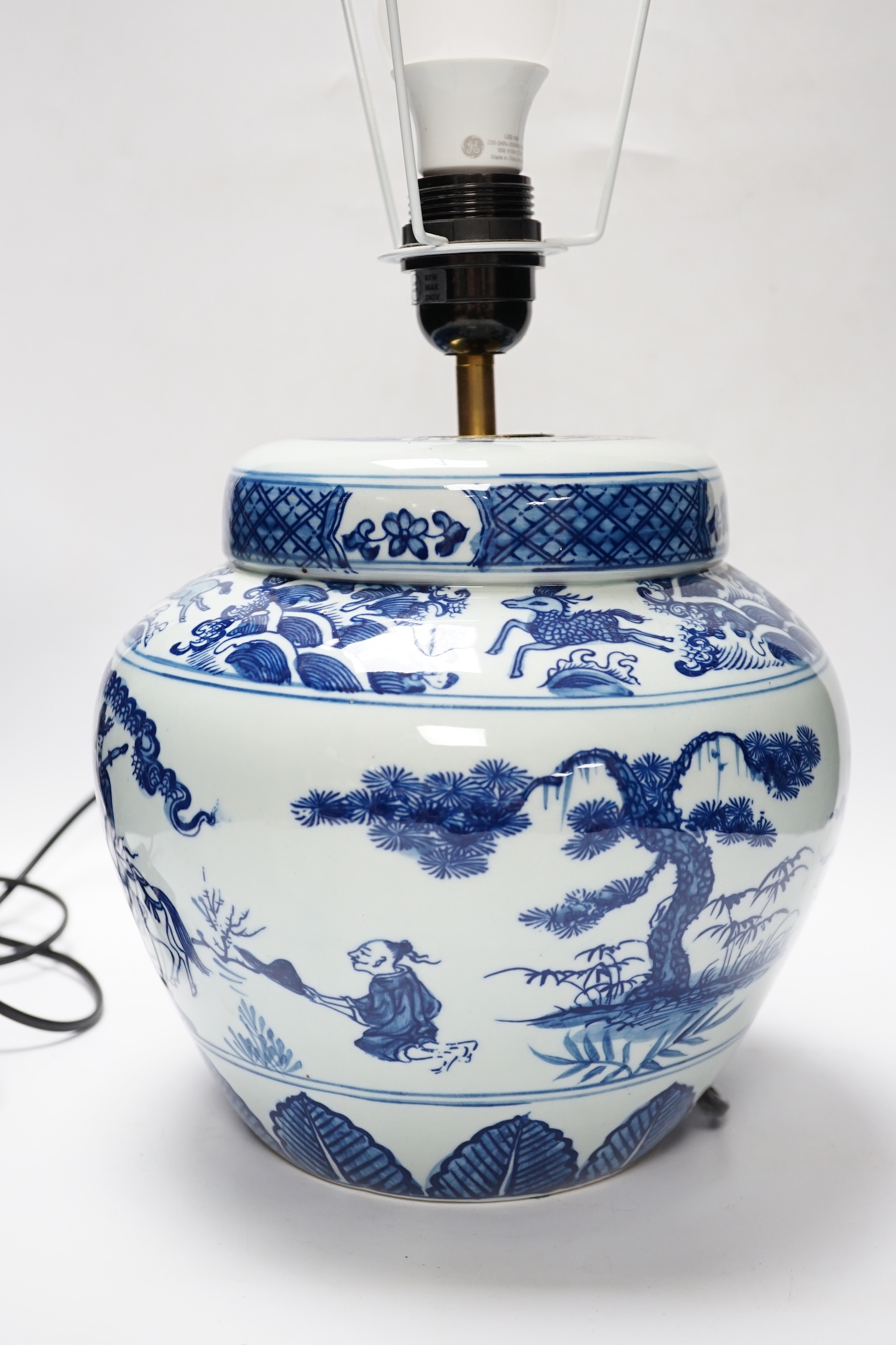 A modern Chinese blue and white table lamp, 22cm to top of porcelain